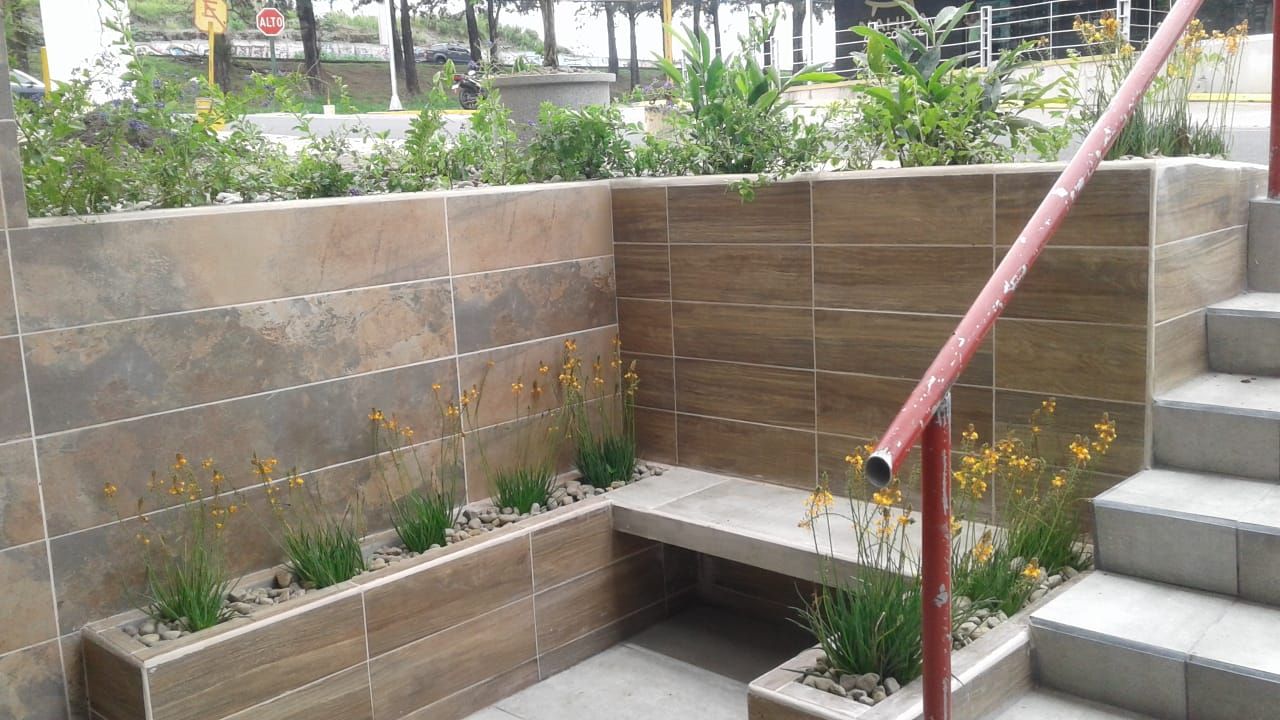 Jardinera con plantas junto a una escalera, proyecto de Green Garden